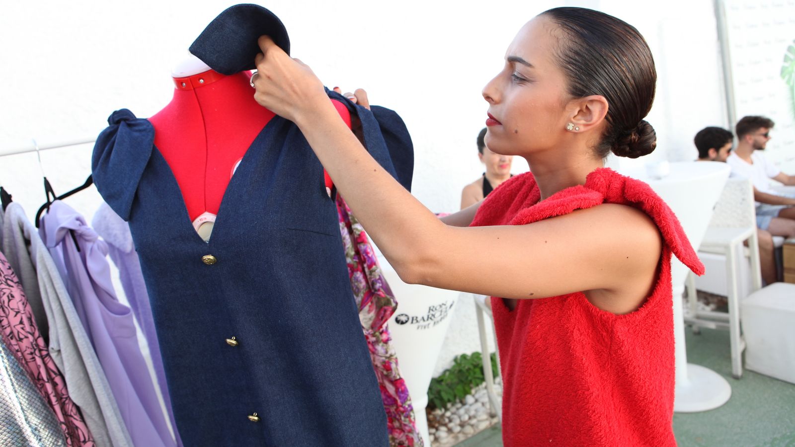 La diseñadora Mary All Saints, preparando una de sus piezas.