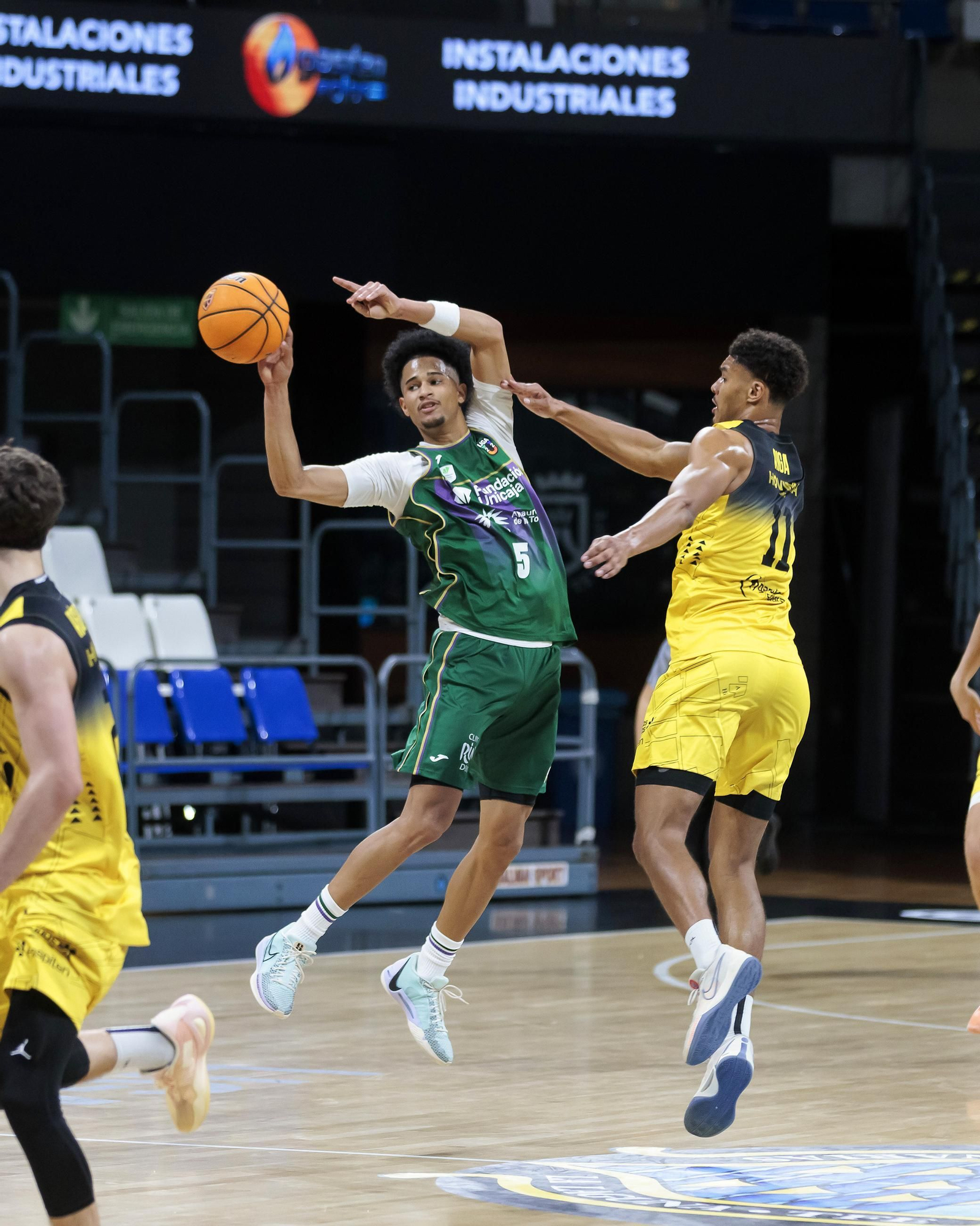 El Unicaja Alhaurín de la Torre conquista La Laguna (66-69)