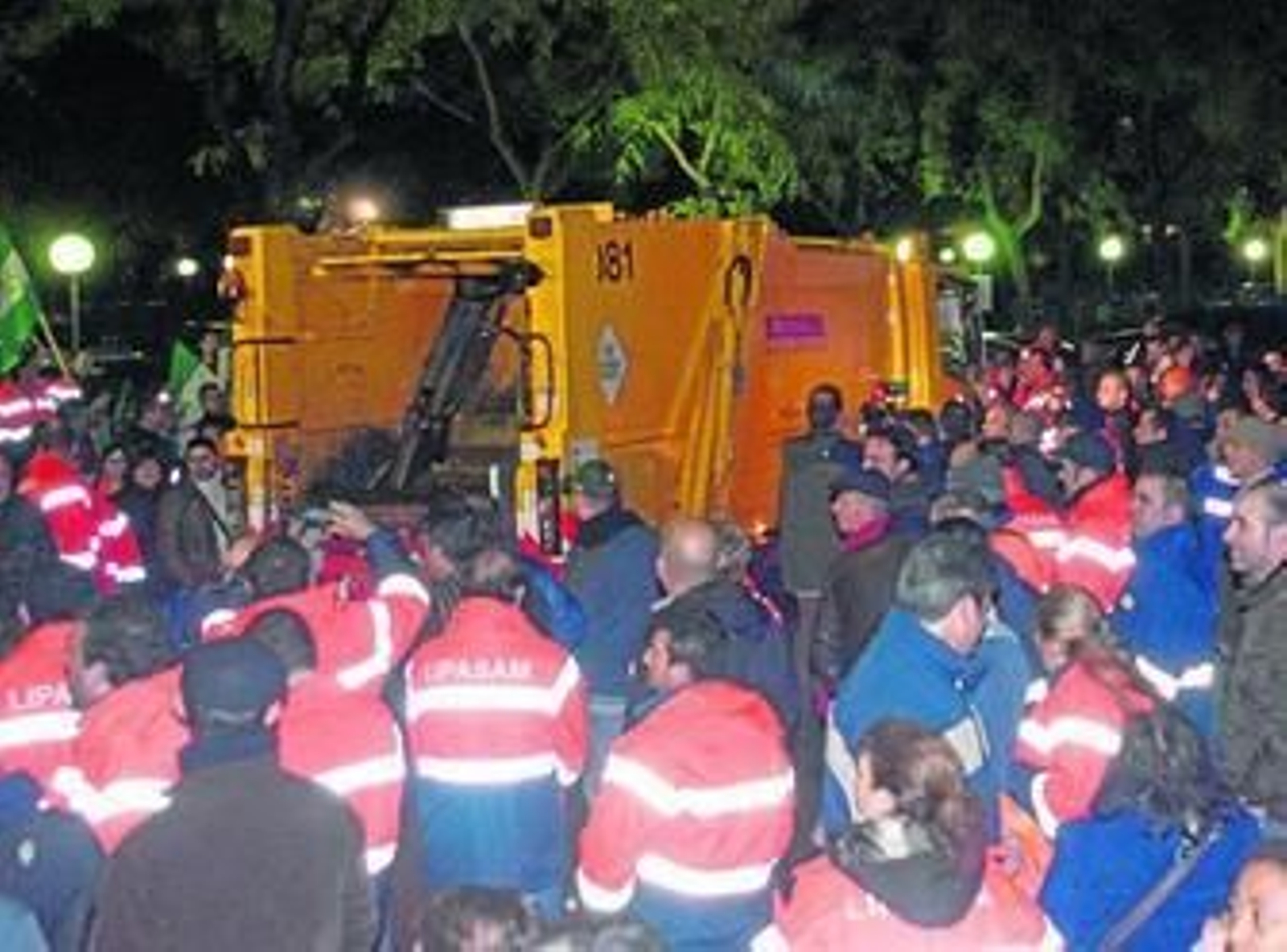 El inicio de la huelga anoche en uno de los parques principales de Lipasam.