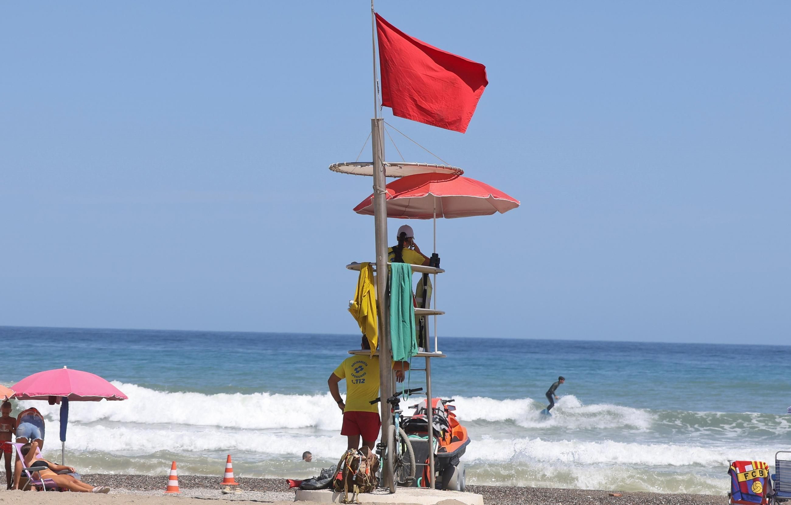 Bandera roja en una playa. Bandera roja en una playa.