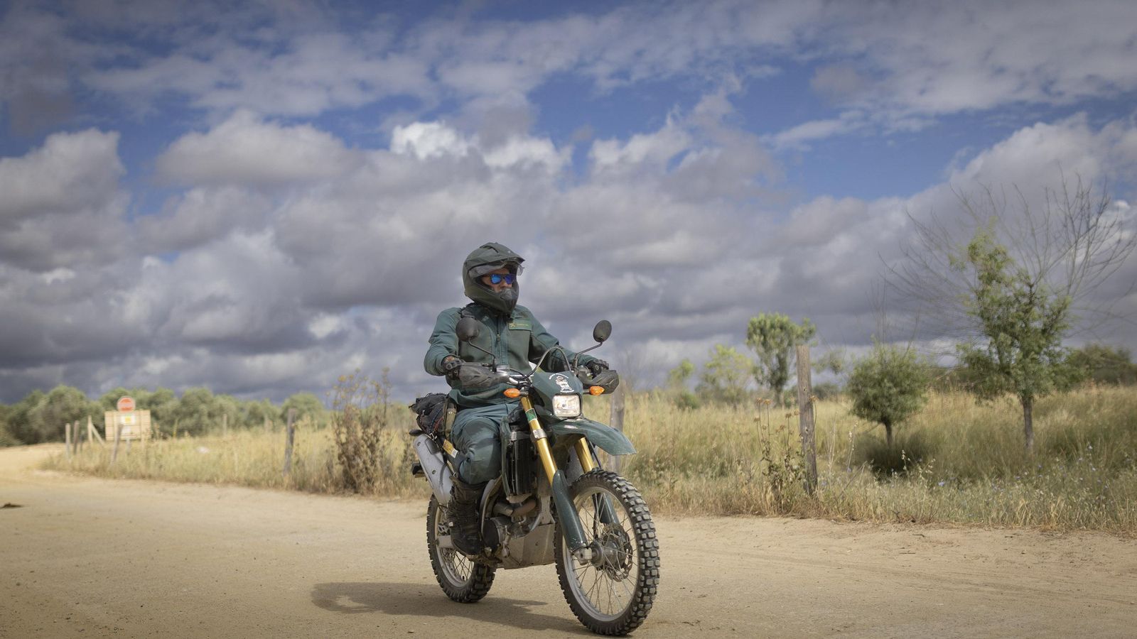 Un motorista del Seprona patrulla por uno de los caminos.