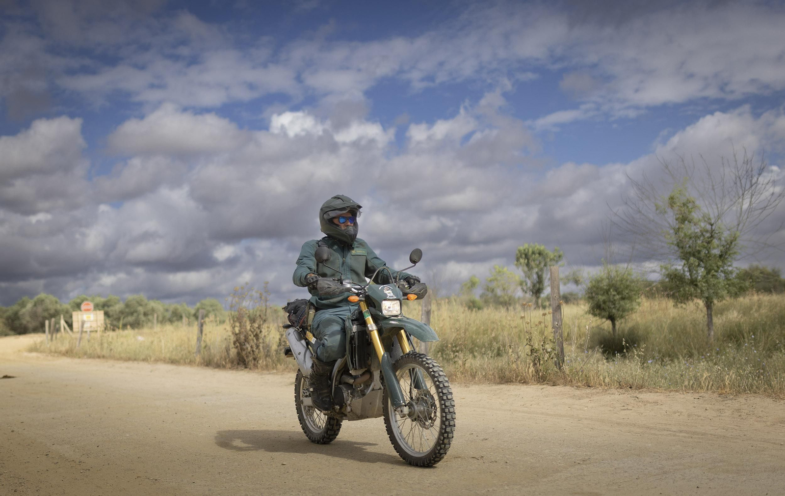 Un motorista del Seprona patrulla por uno de los caminos.
