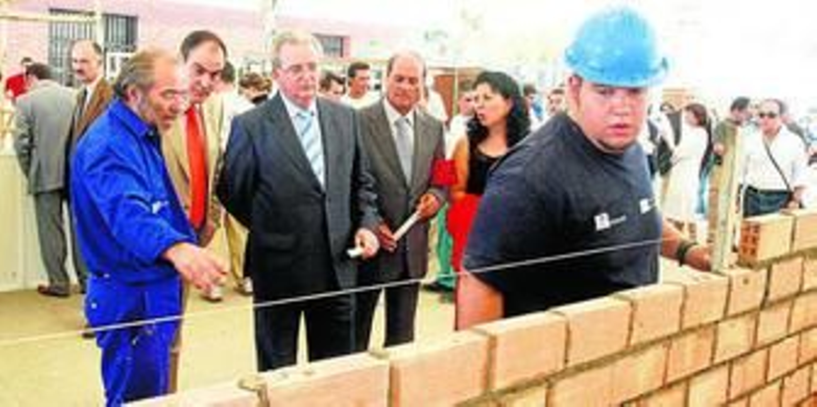 Visita del ex consejero de Empleo, Antonio Fernández, a una muestra de talleres de empleo celebrada en el Muelle de Levante en 2006. Visita del ex consejero de Empleo, Antonio Fernández, a una muestra de talleres de empleo celebrada en el Muelle de Levante en 2006.