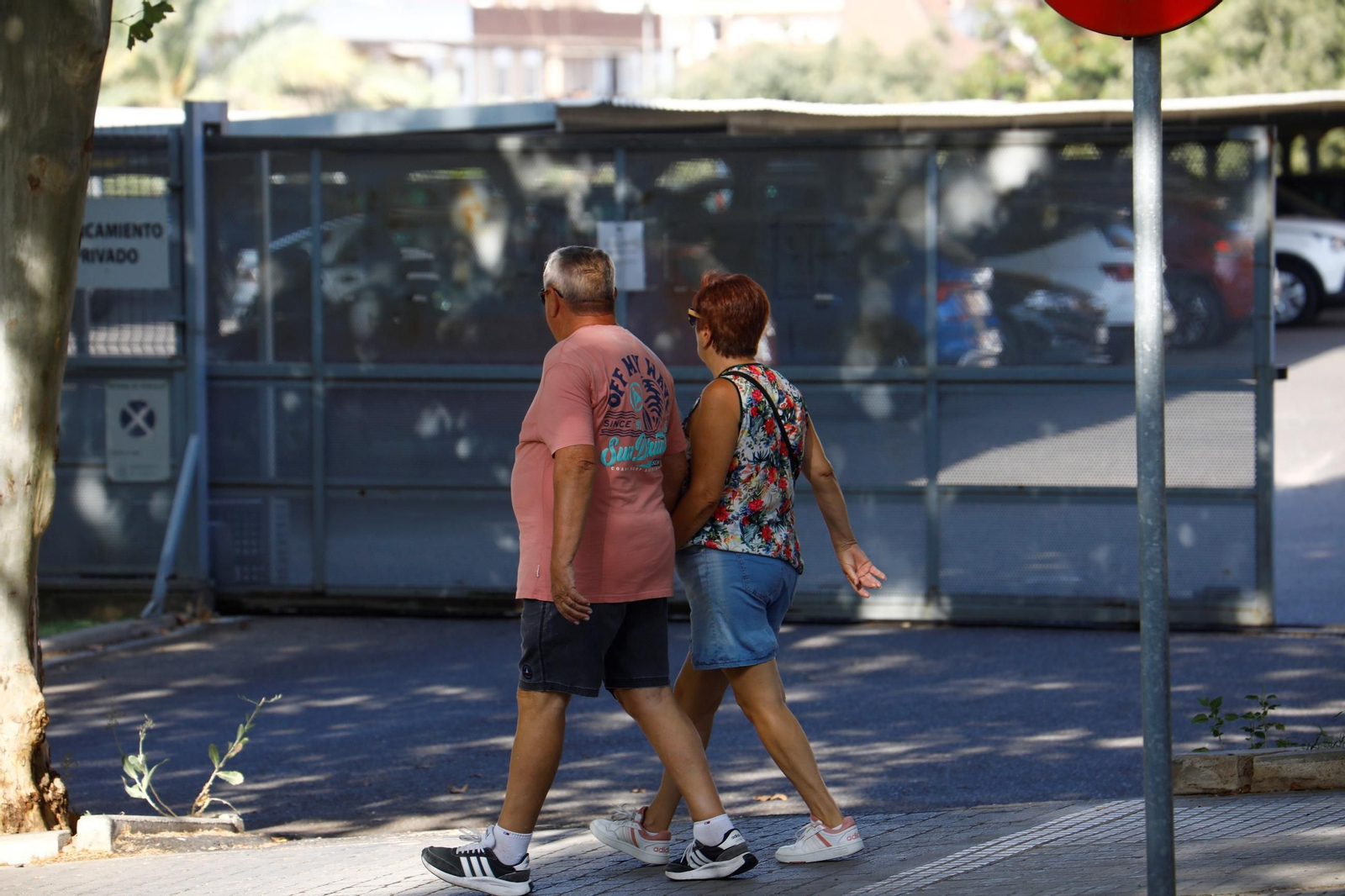 Un paseo por el barrio de Fátima una mañana de verano en Córdoba, en imágenes
