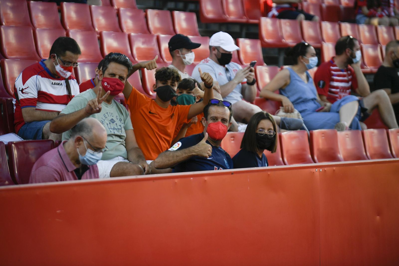 Aficionados del Granada CF en el choque de presentación ante el Málaga