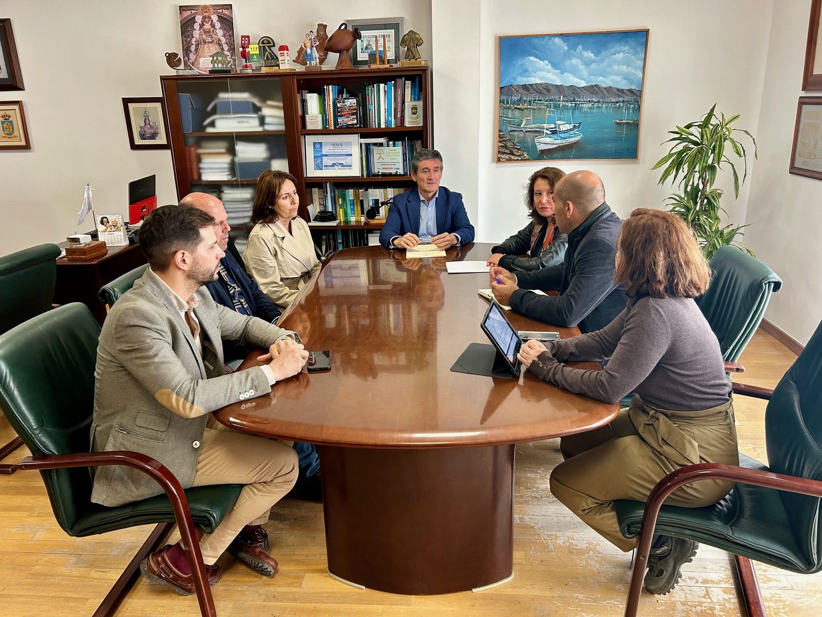 Reunión entre Carmen Crespo y Manuel Cortés.