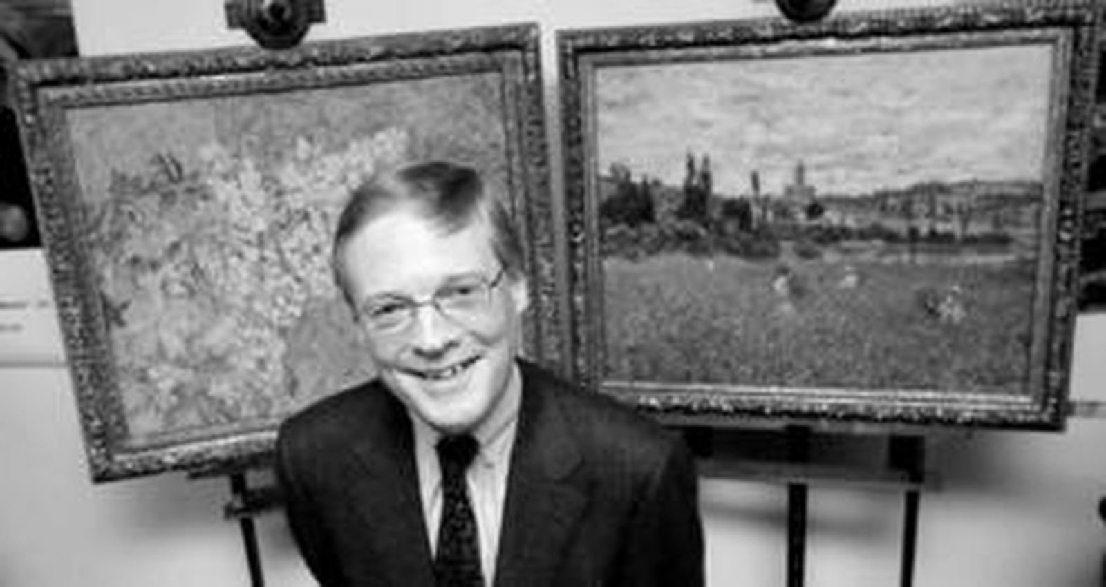 El director del museo Buhrle, Lukas Gloor, posa ante dos de los cuatro valiosos cuadros impresionistas robados hace una semana.