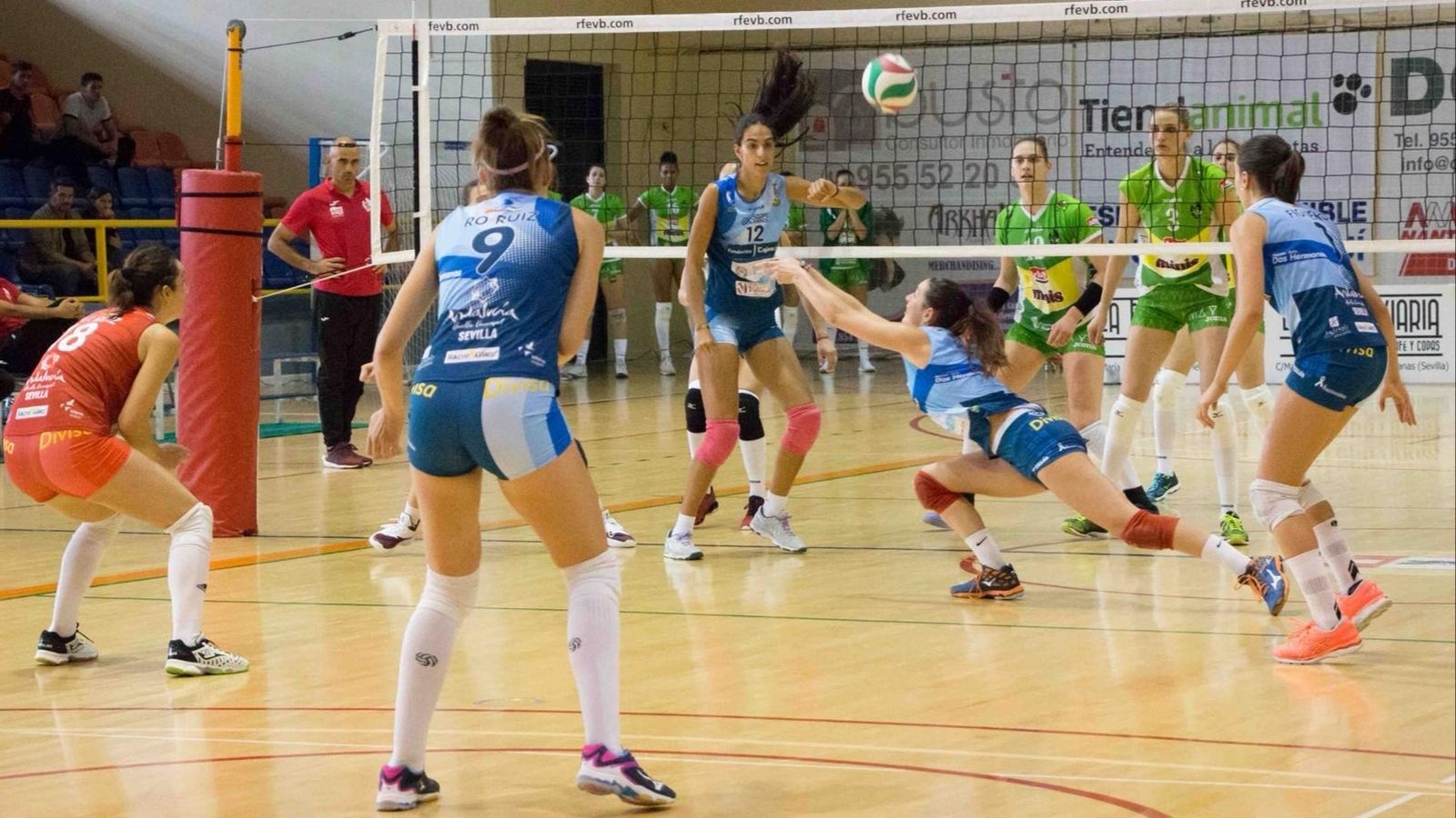 Jimena, receptora internacional júnior del Cajasol Voley, levanta la pelota en el partido ante el Logroño.