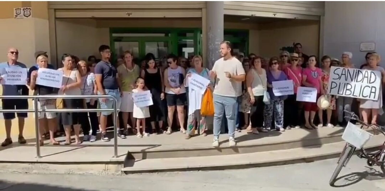 Los vecinos de Fuente Vaqueros se manifiestan en el centro de salud para denunciar la falta de personal