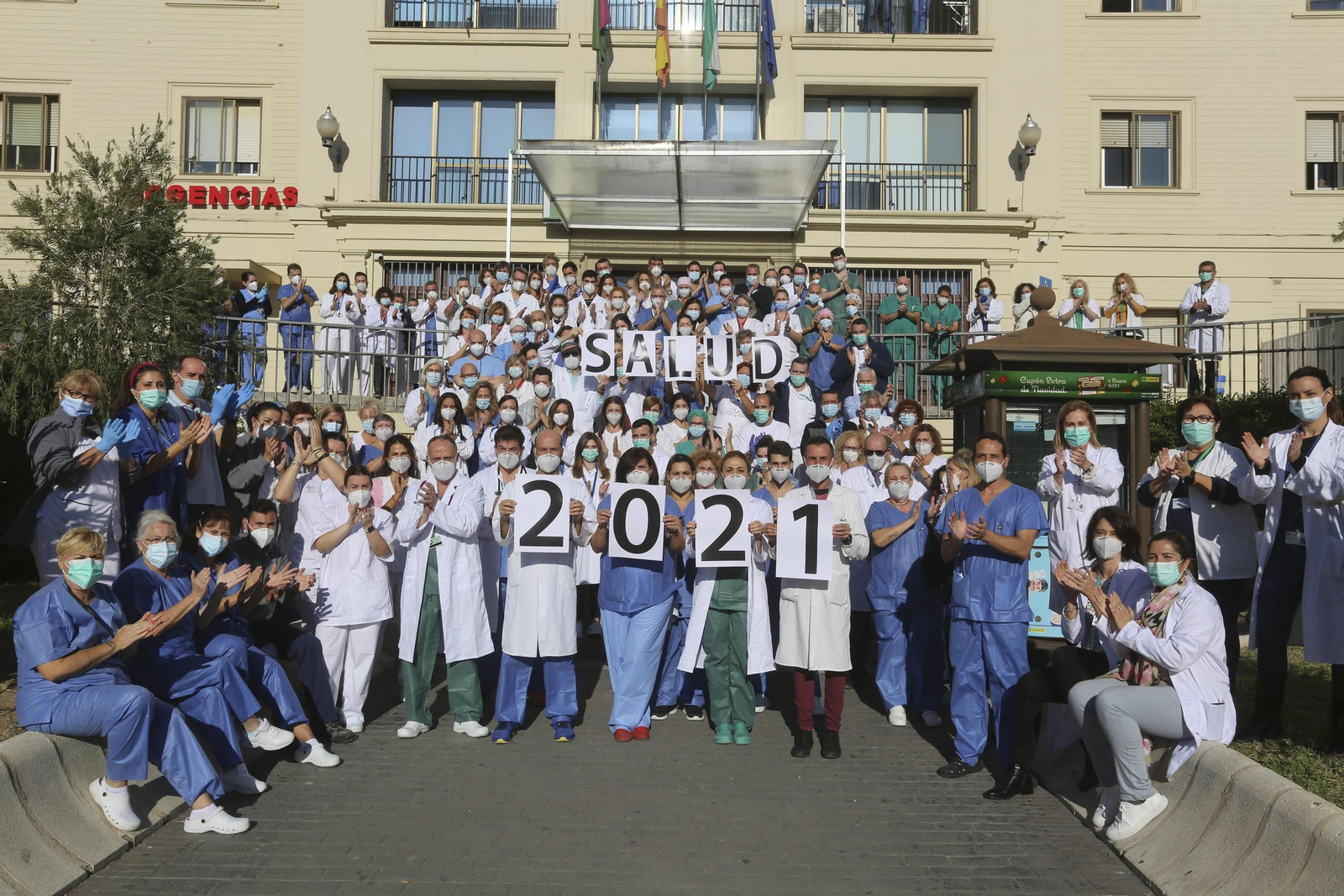 Los sanitarios de Málaga despiden 'el año del coronavirus' y le piden salud a 2021