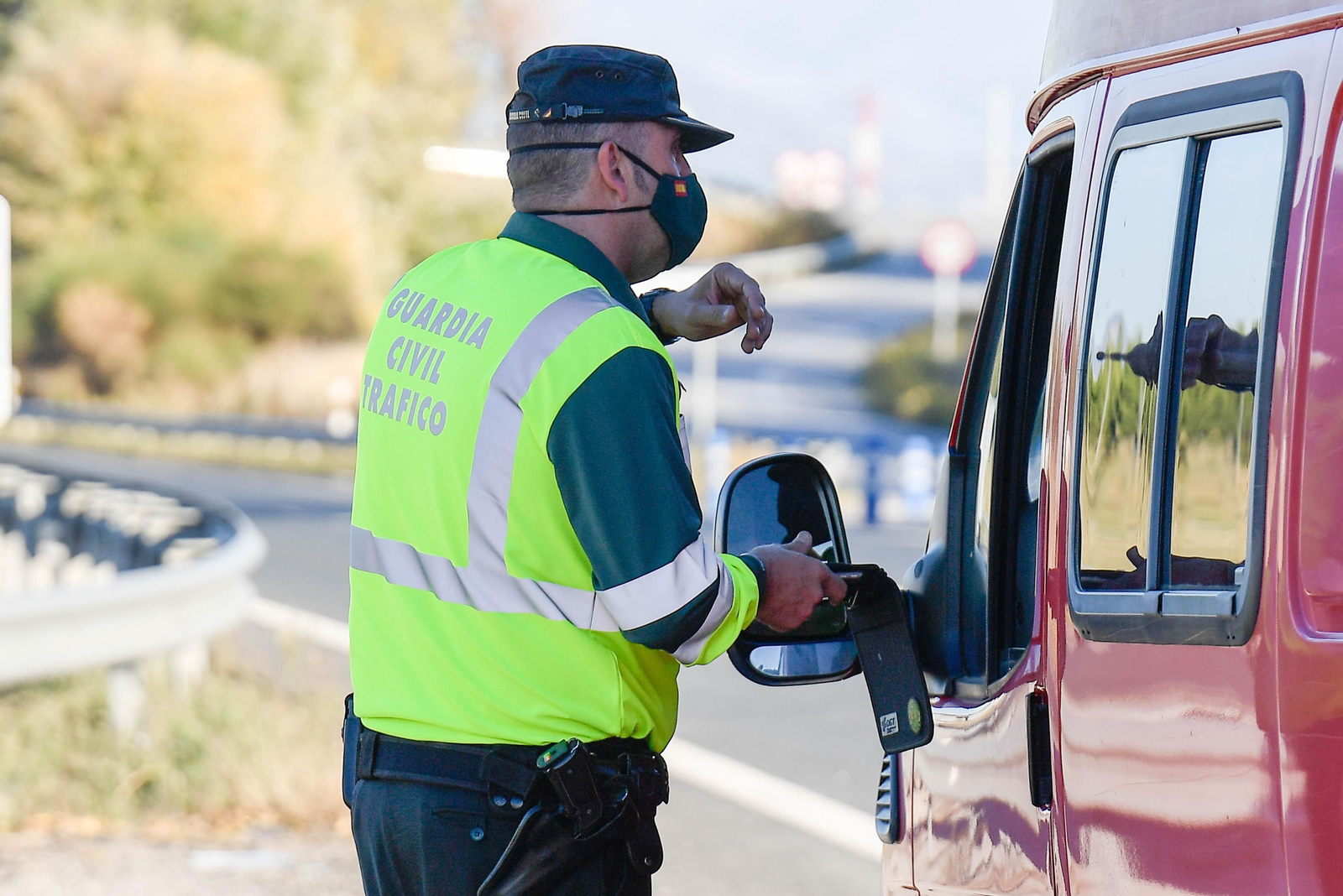 Fotos: así están siendo los controles de Policía y Guardia Civil en Granada por el confinamiento