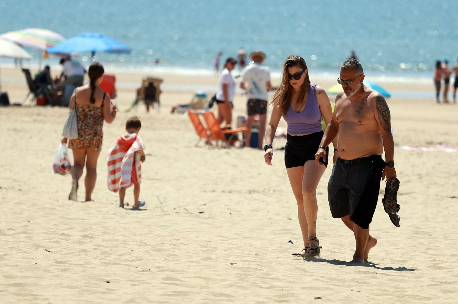 Imágenes del ambiente en las playas de Punta Umbría y La Bota en la mañana del domingo