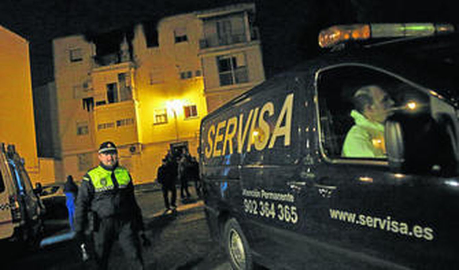 El furgón de la funeraria se marcha con los restos mortales de las víctimas de Lora.