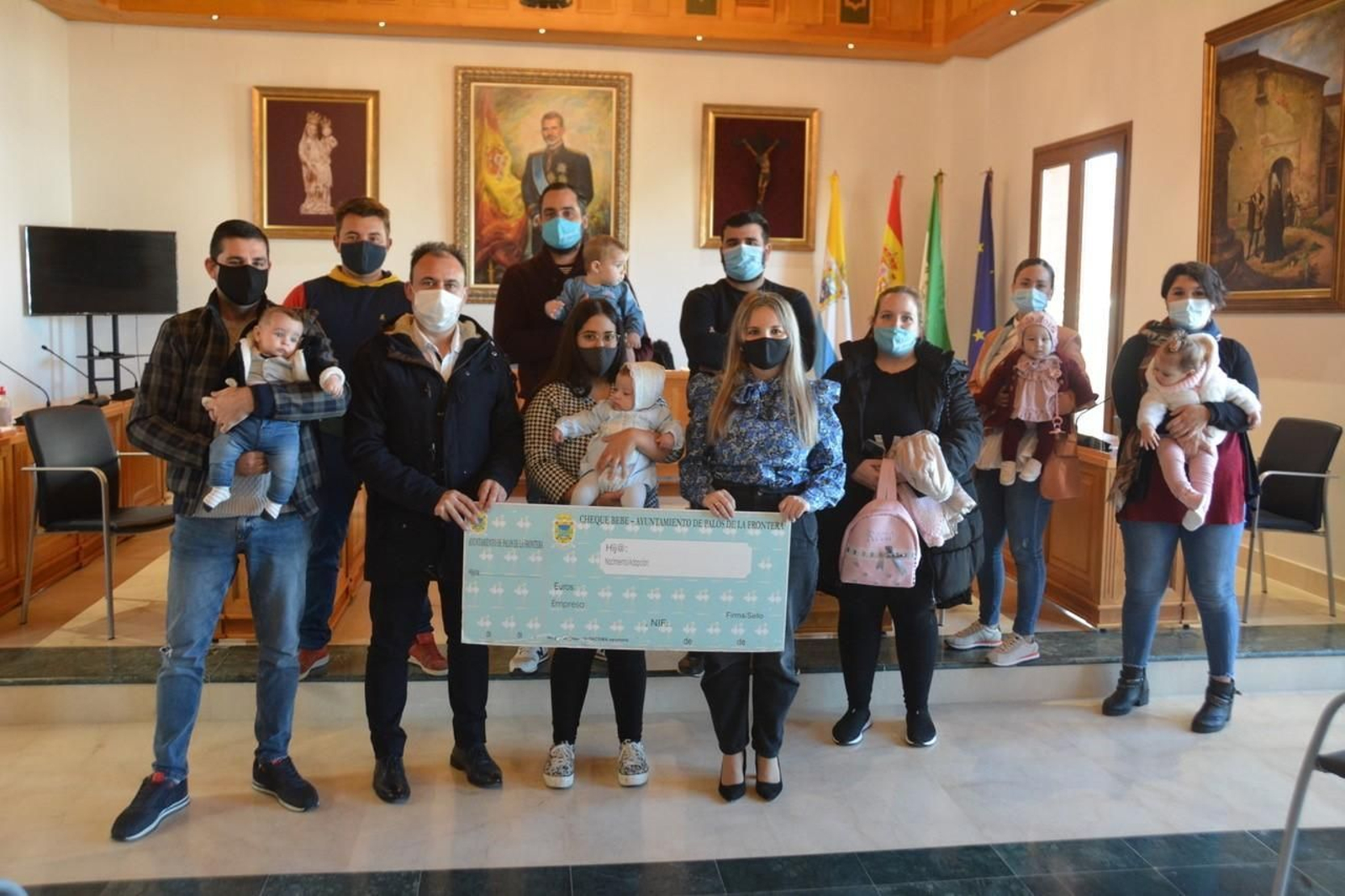 Foto de familia de la entrega de las ayudas sociales. Foto de familia de la entrega de las ayudas sociales.