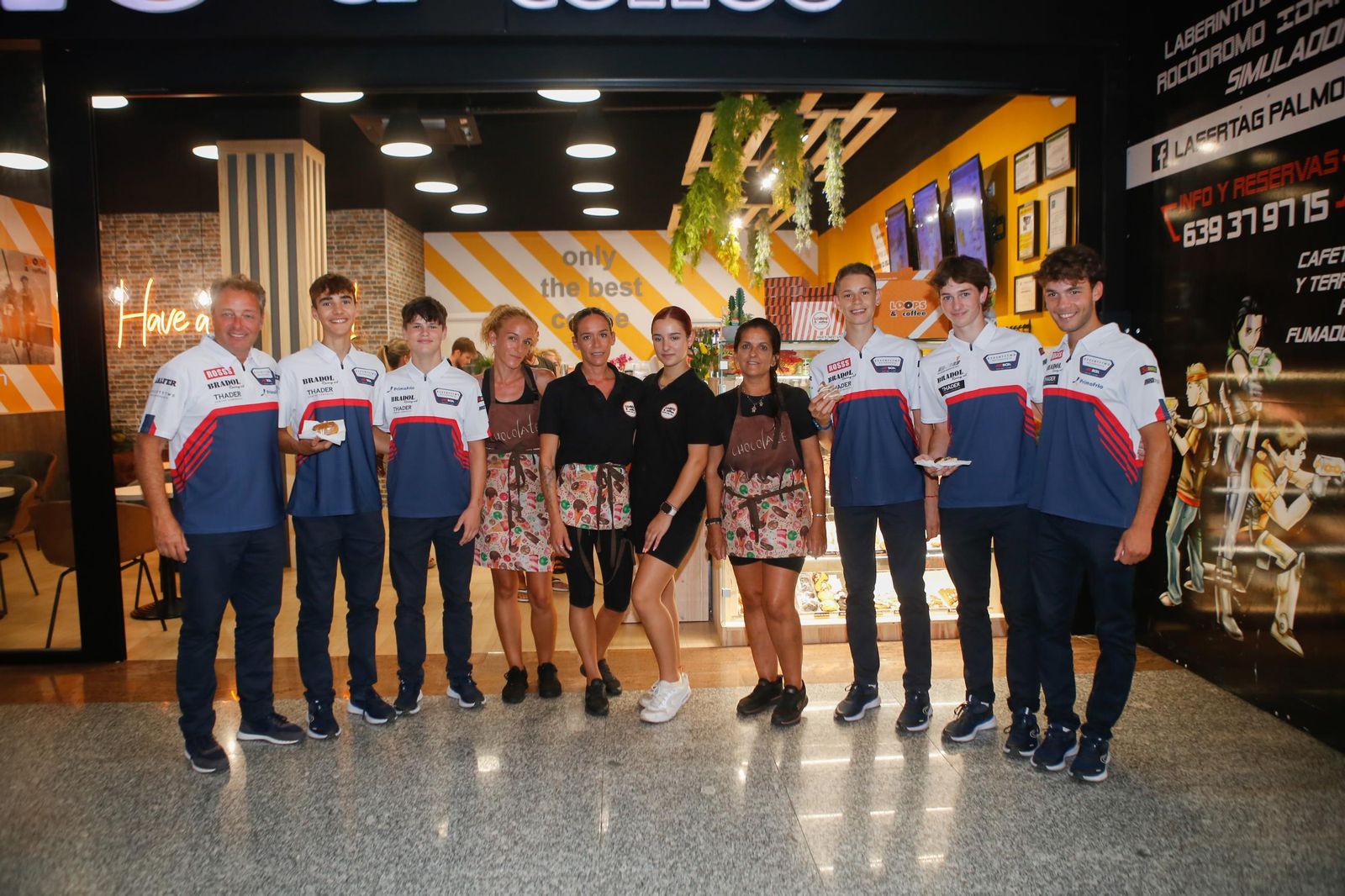 Las fotos de la visita del campeón del Mundo Emilio Alzamora al centro comercial Bahía Plaza de Palmones (Los Barrios)