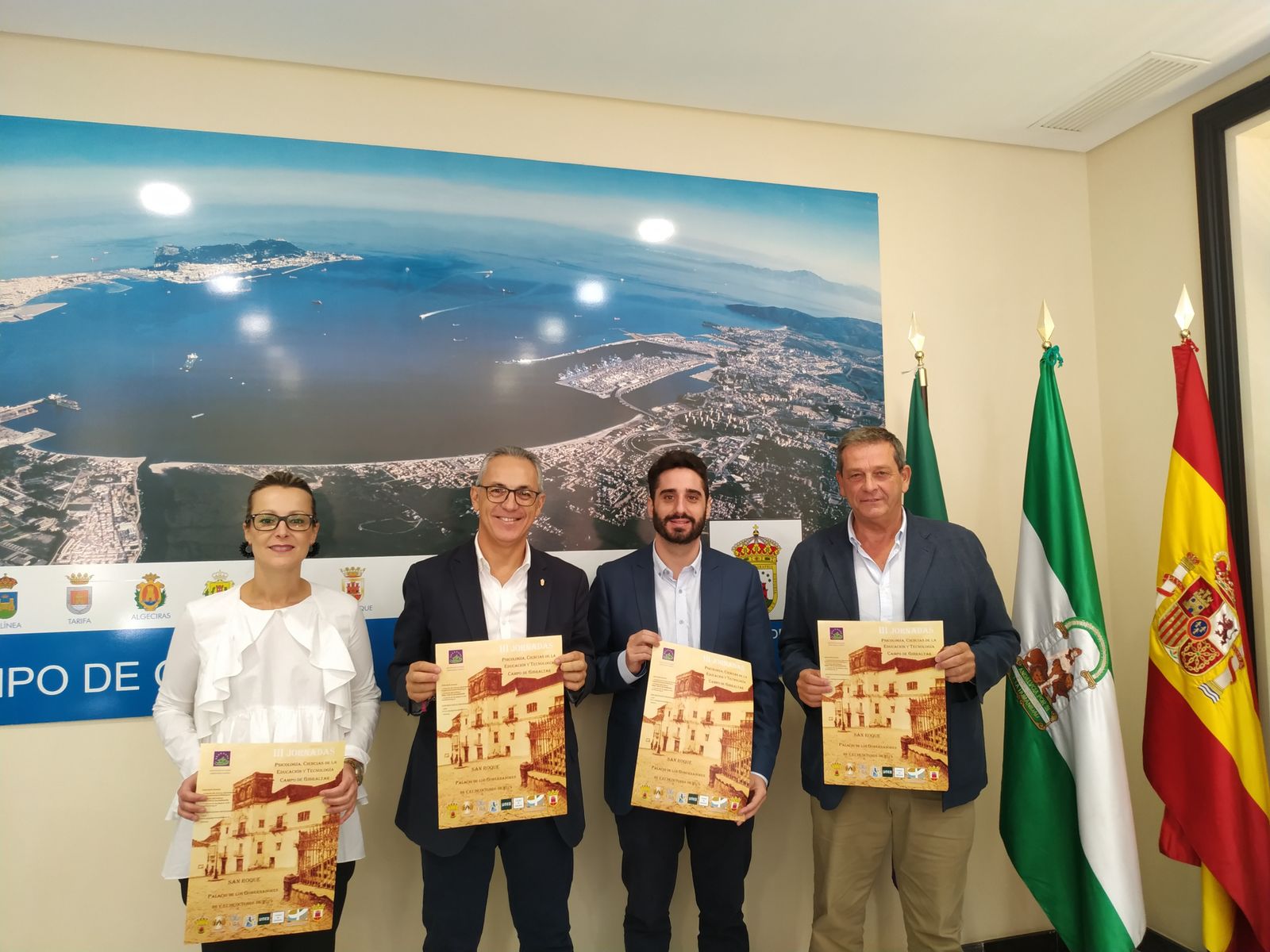 Ana Ruiz, Juan Lozano, Daniel Perea y Eduardo Briones muestran el cartel de las jornadas.