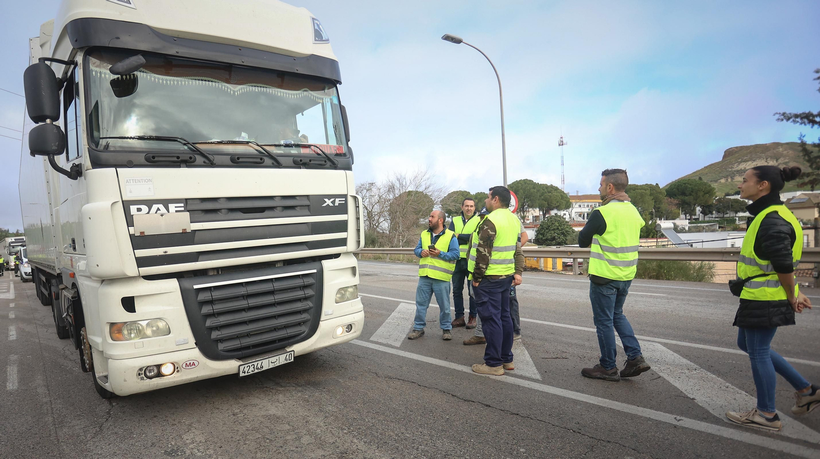 Los agricultores siguen en pie de guerra y cortan la A-381 en Jerez