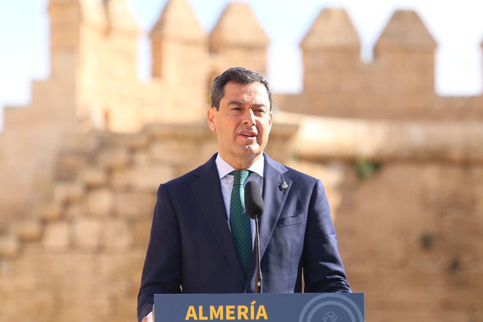 Juanma Moreno, en la reunión del Consejo de Gobierno celebrada en la Alcazaba de Almería.