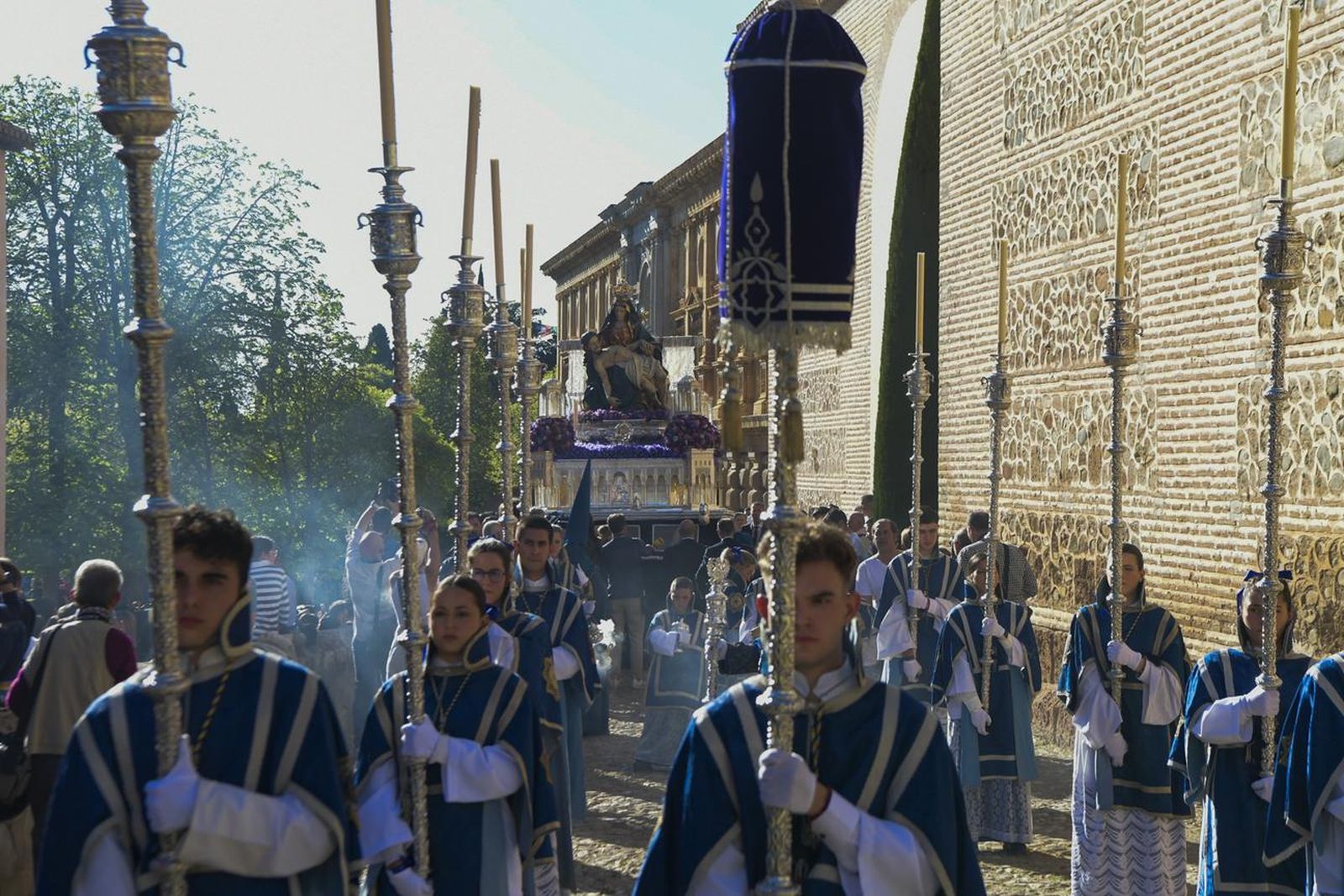 Las fotos de la salida de Santa María de la Alhambra y su bajada a Granada