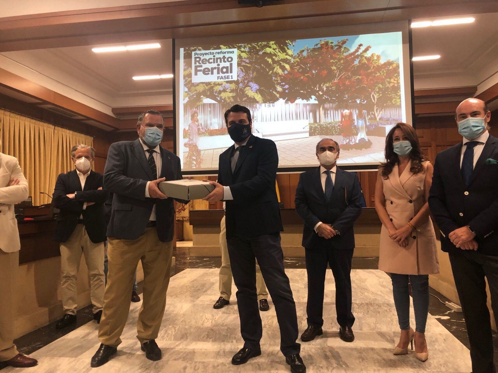 Rafael Bocero entrega el proyecto a José María Bellido.