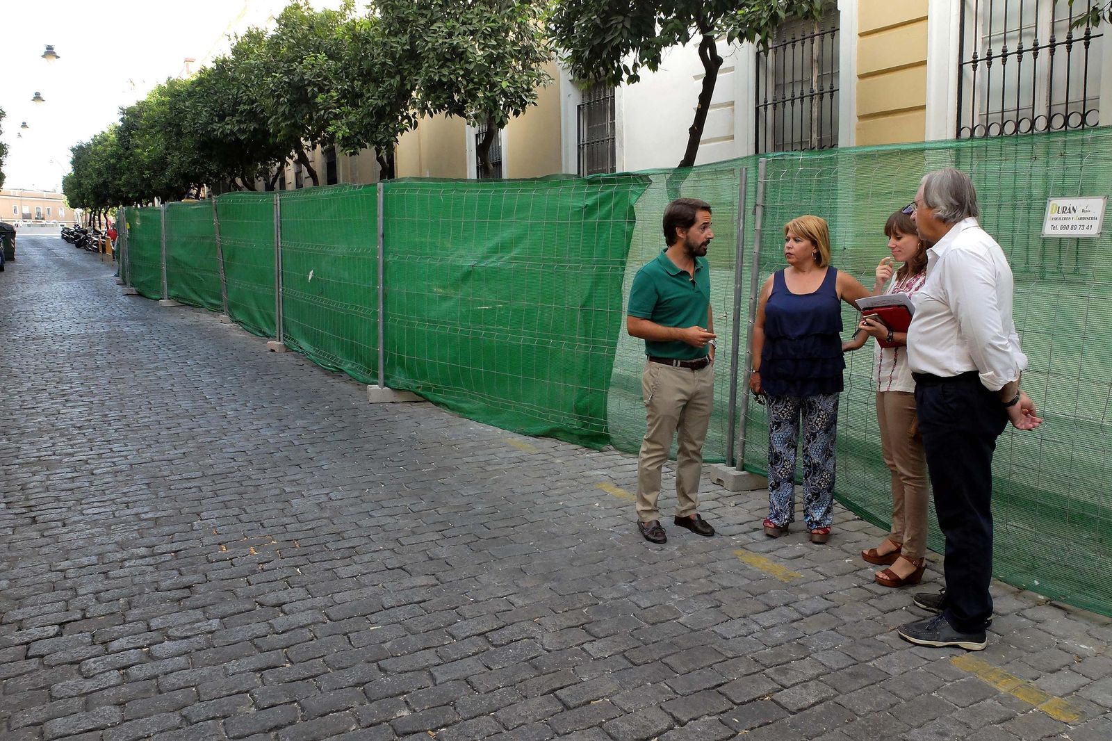 La alcaldesa, durante la visita a las obras junto con sus delegados Laura Álvarez y Francisco Camas.