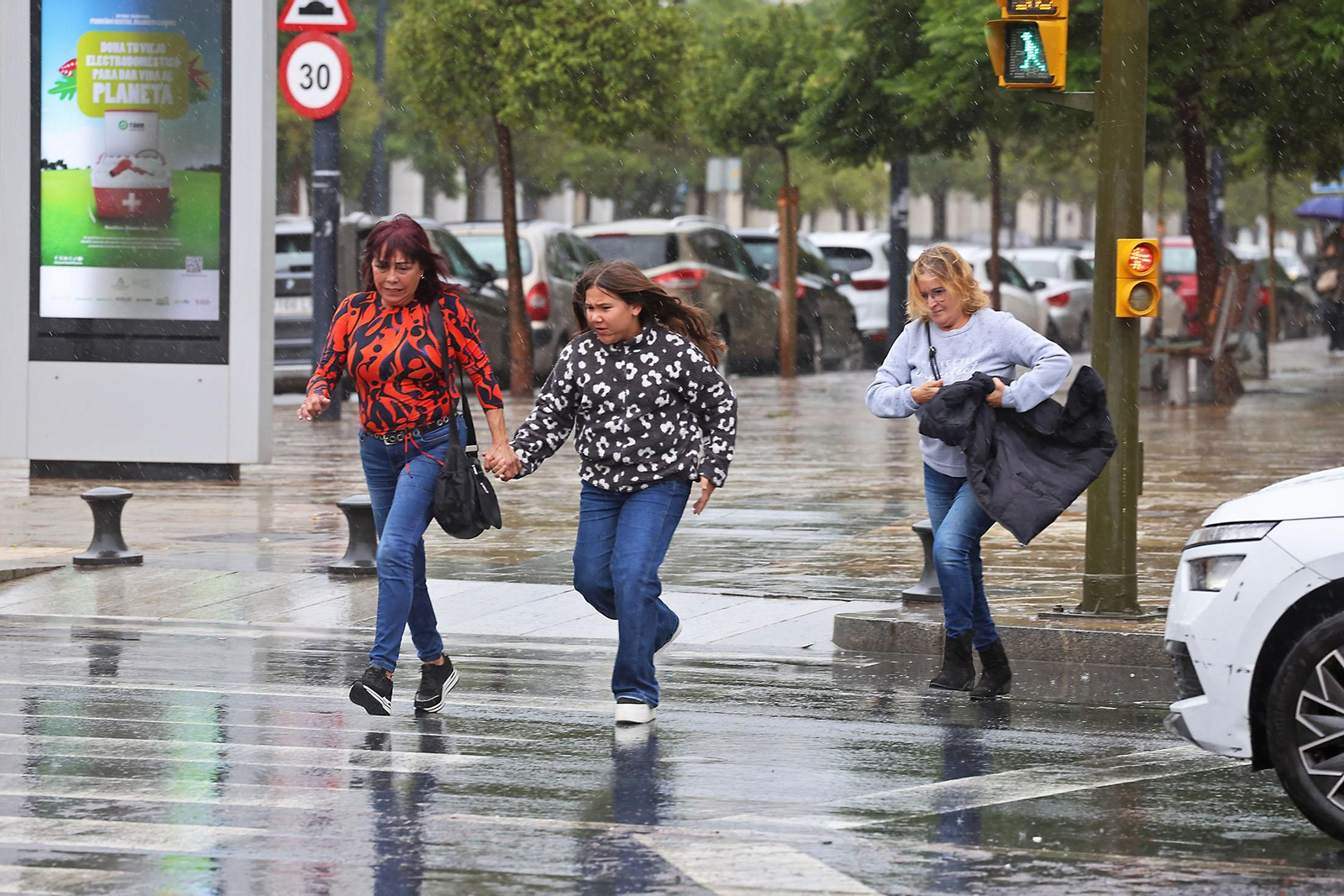 Imágenes de la lluviosa mañana de sábado en Huelva