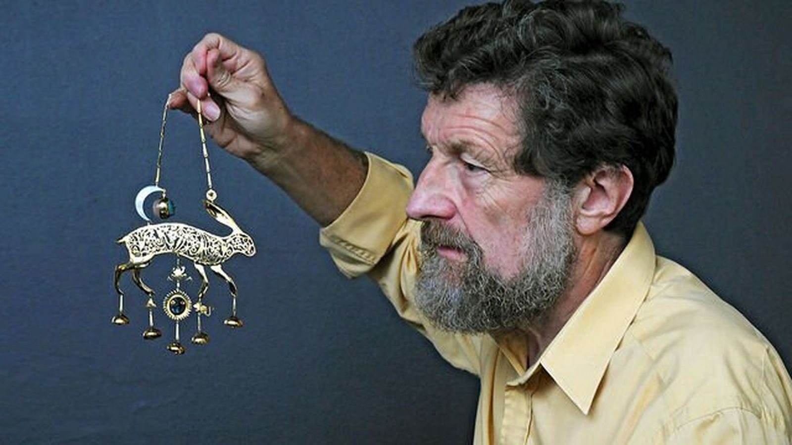 Kit Williams con la Liebre de Oro que escondió para 'Mascarada'