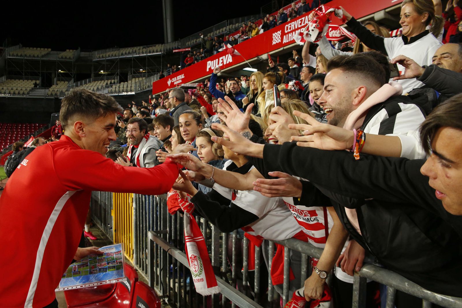 Fotos: la afición 'bendice' al Granada CF en Los Cármenes antes del partido de Copa