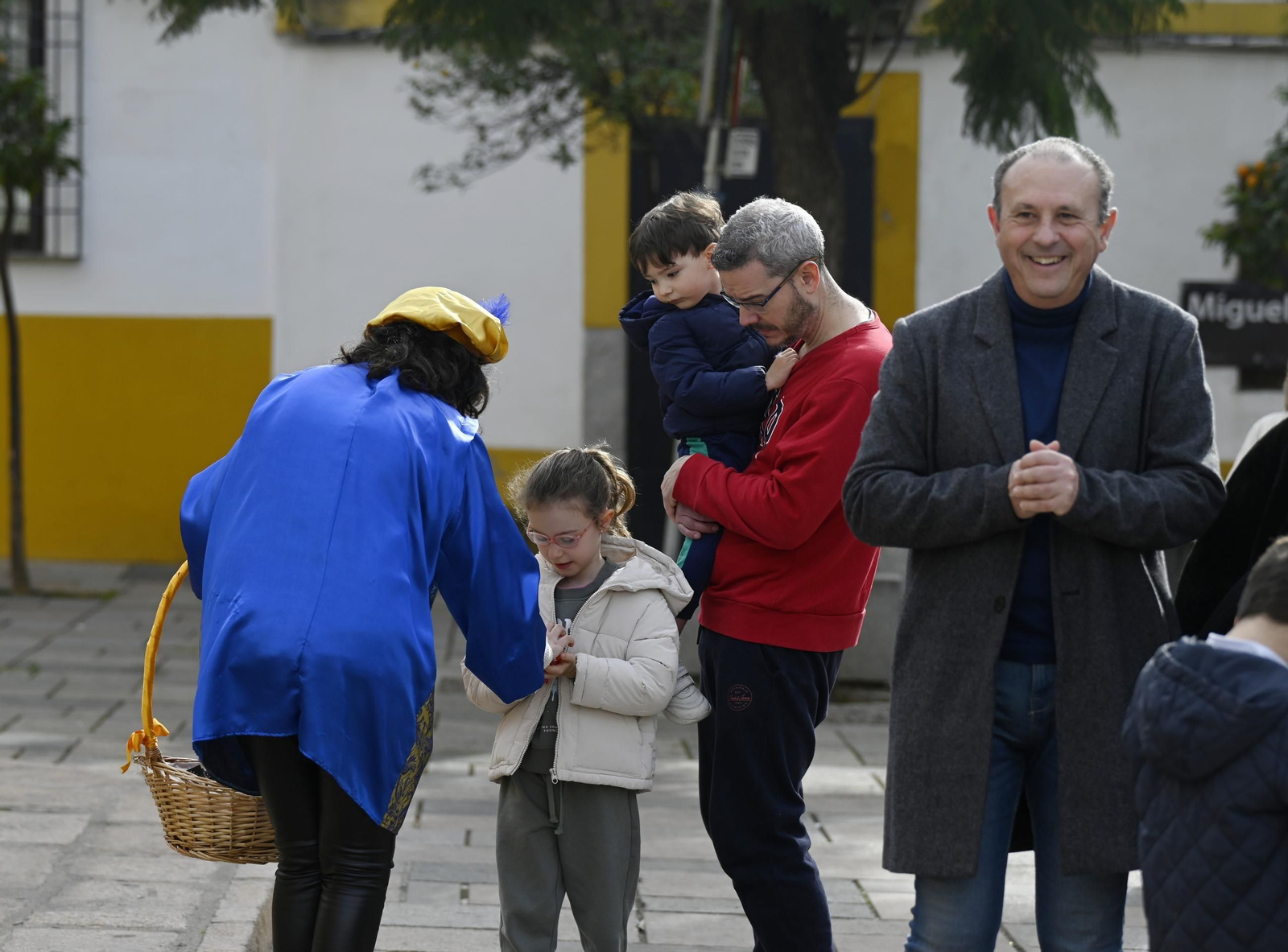 Los Reyes Magos pasean por Córdoba en coche de caballos, en imágenes