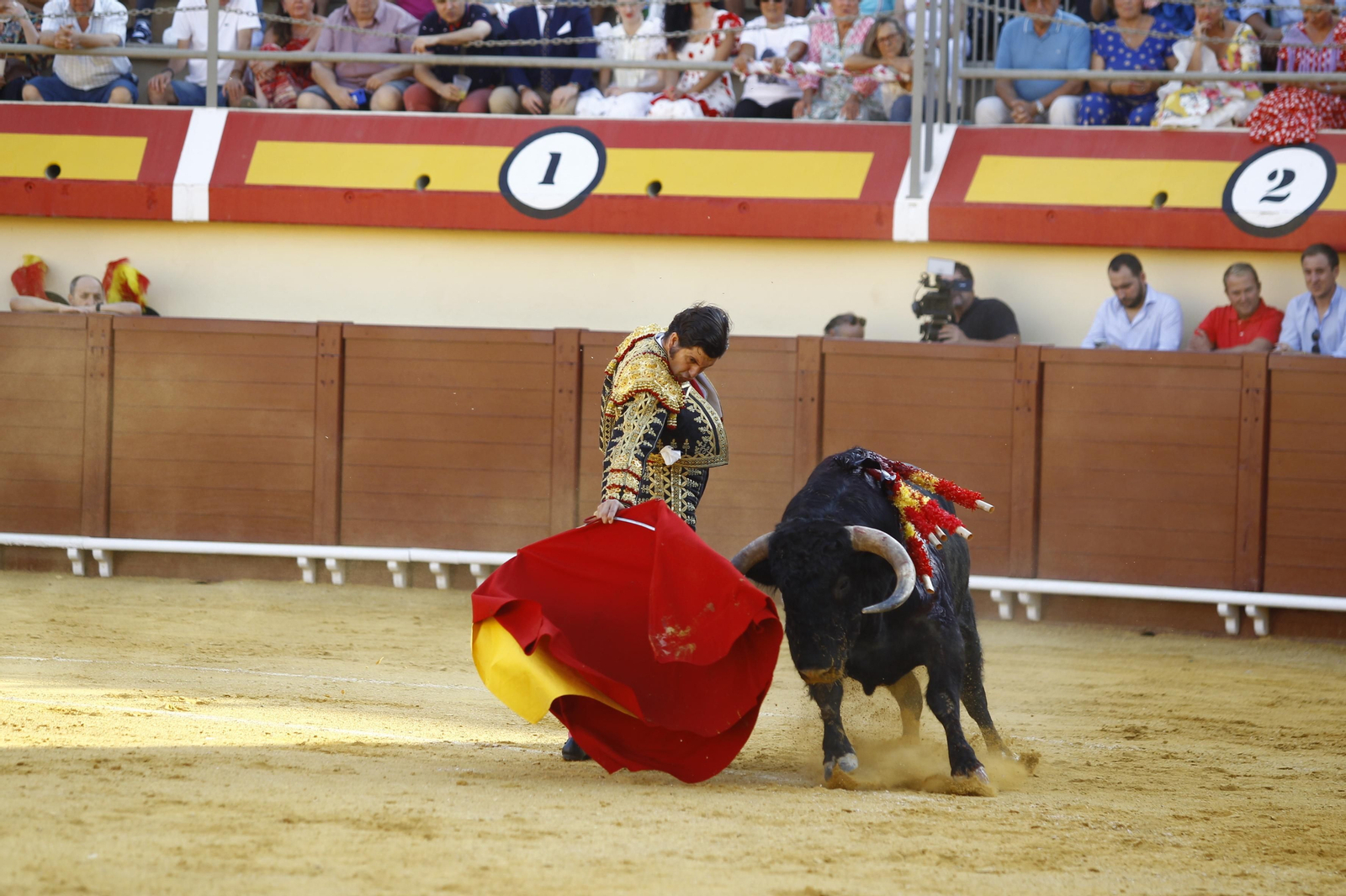 Imágenes de la corrida de toros de la Feria de Vera, con Morante de la Puebla, Emilio de Justo y Pablo Aguado