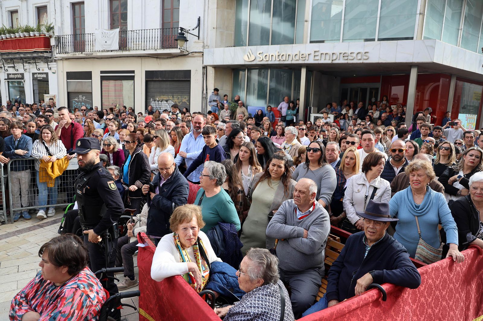 Sábado de Pasión: Imágenes de la procesión del Cristo de la Vera+Cruz portado por el Grupo de Caballería Ligero Acorazado 'Reyes Católicos' II de la Legión de Ronda