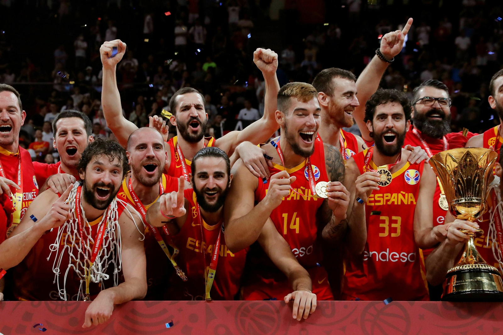 Los jugadores de España celebran la medalla. Los jugadores de España celebran la medalla.