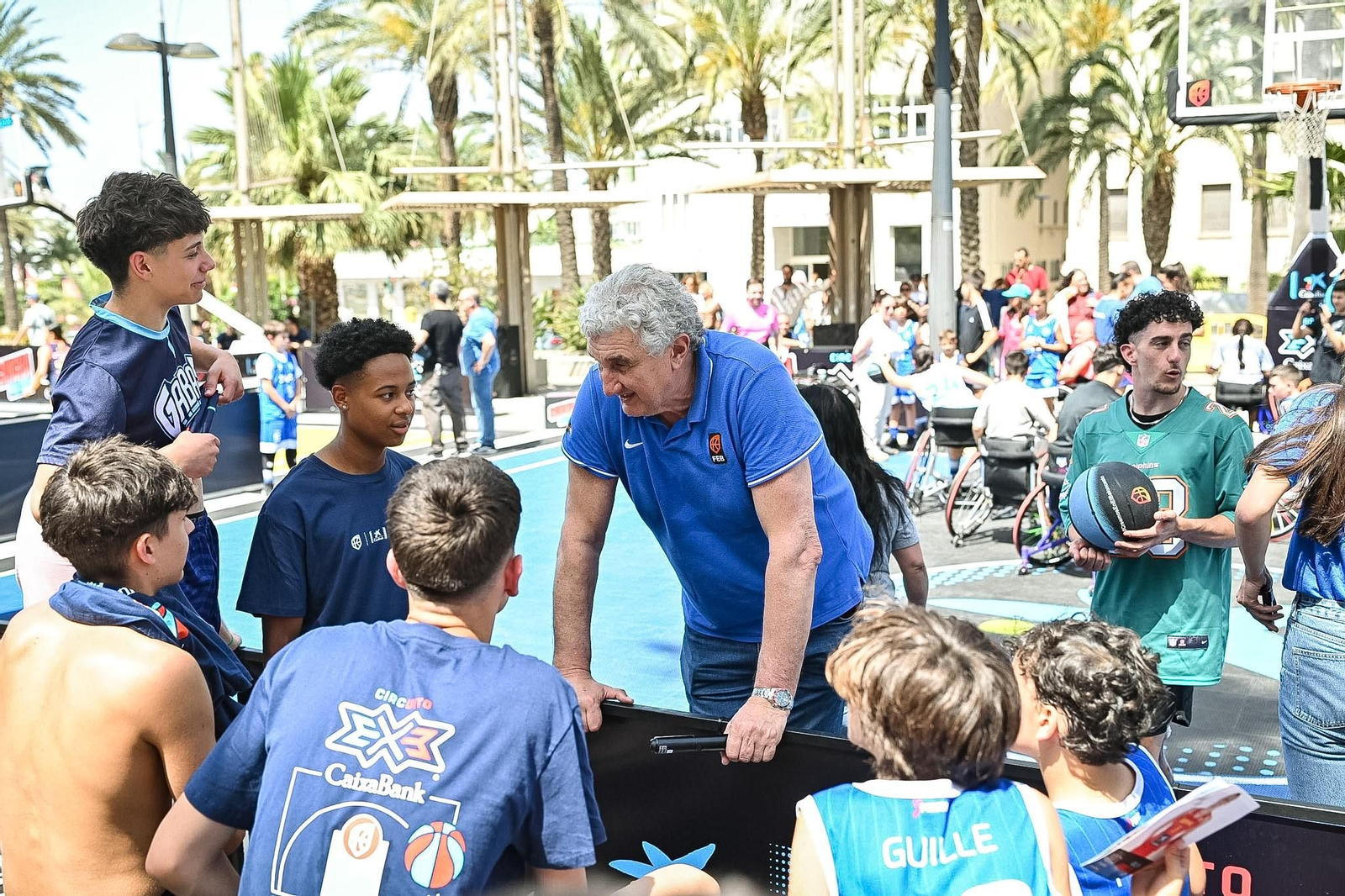 Fernando Romay dialoga con algunos de los participantes del Circuito baloncesto 3x3 Caixabank.