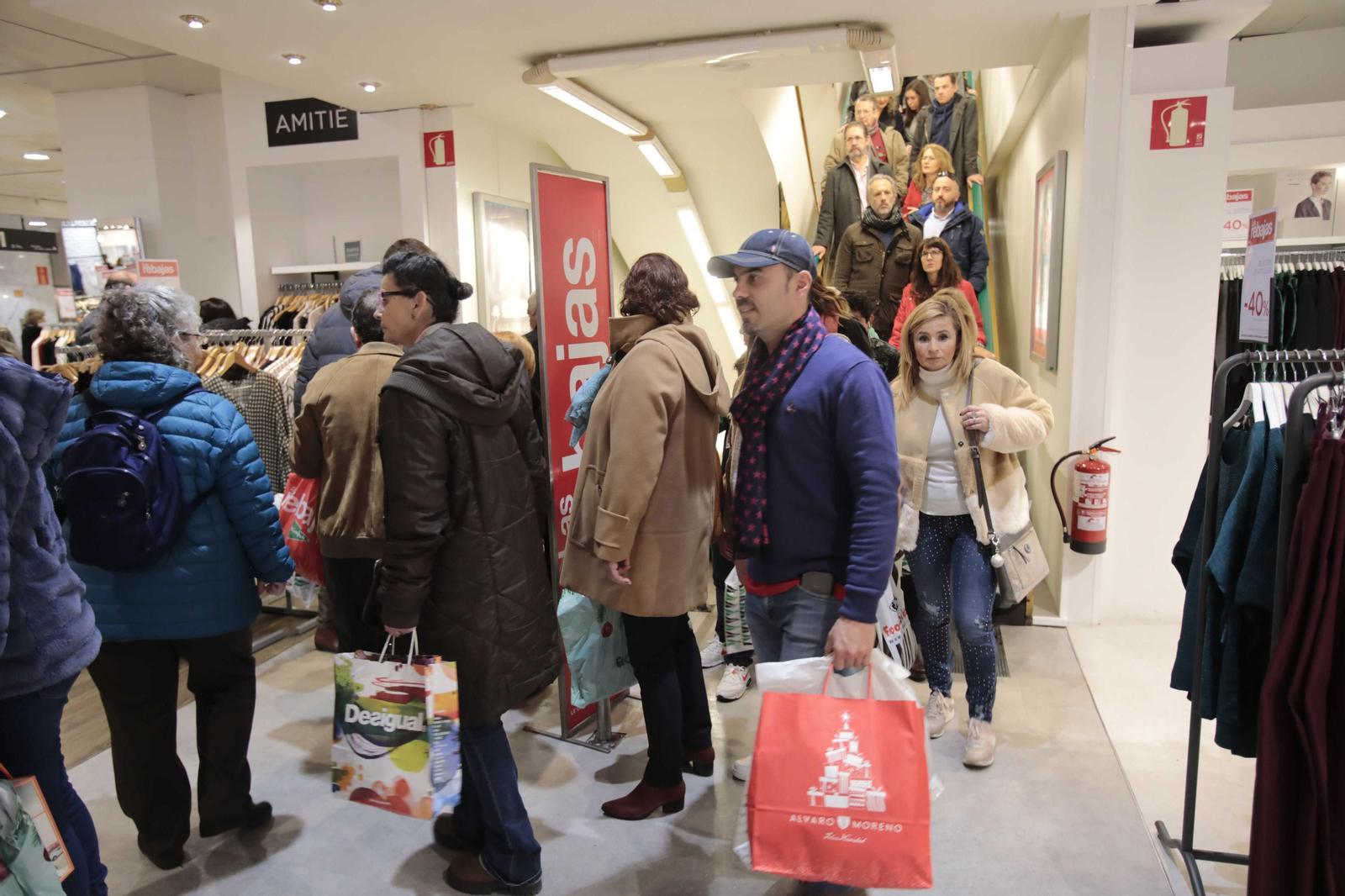 Las imágenes del primer día de rebajas de invierno en Sevilla