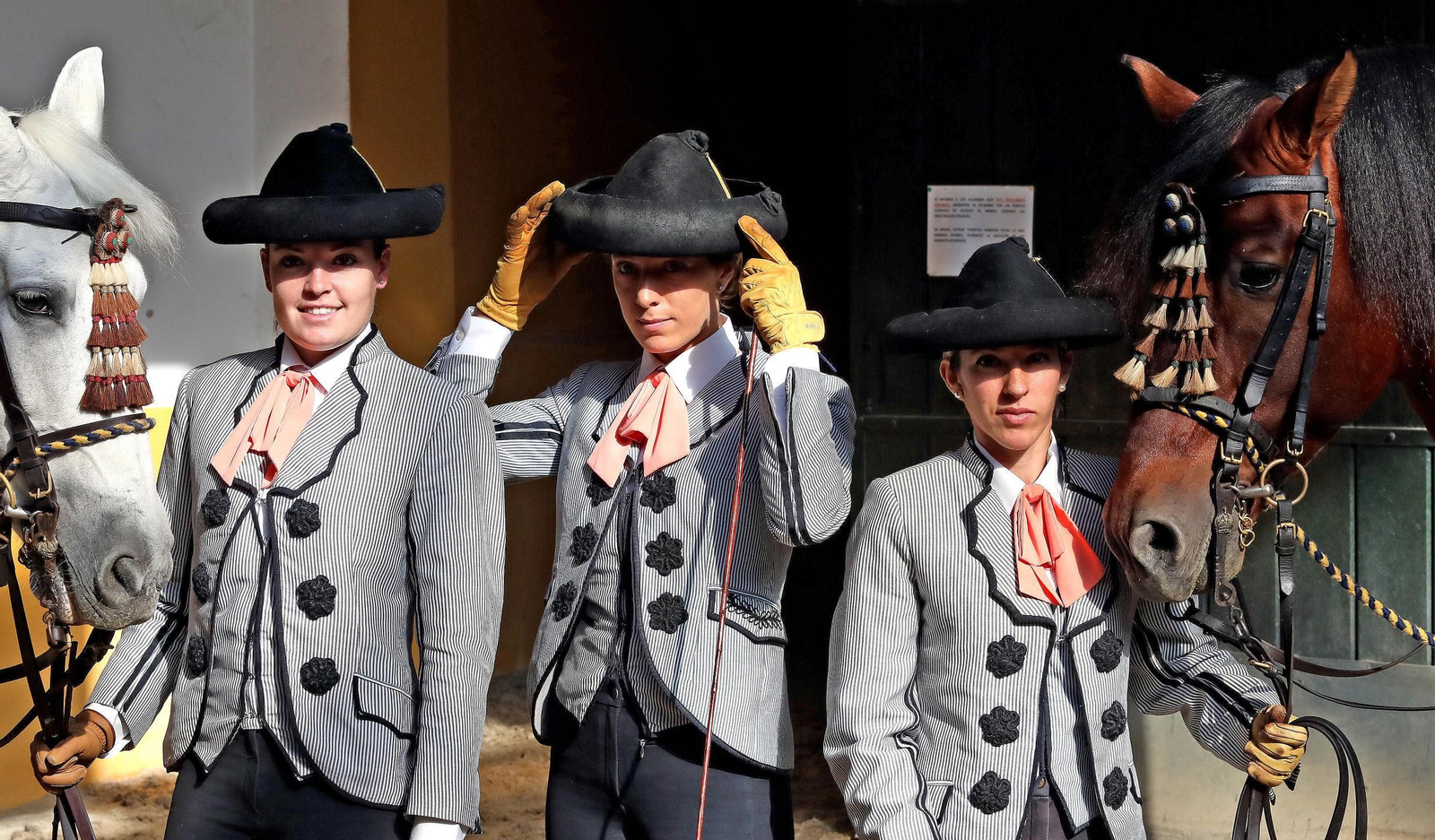 Las jinetes de la Escuela Ecuestre lucen la pajarita rosa, ayer, antes del comienzo del espectáculo.