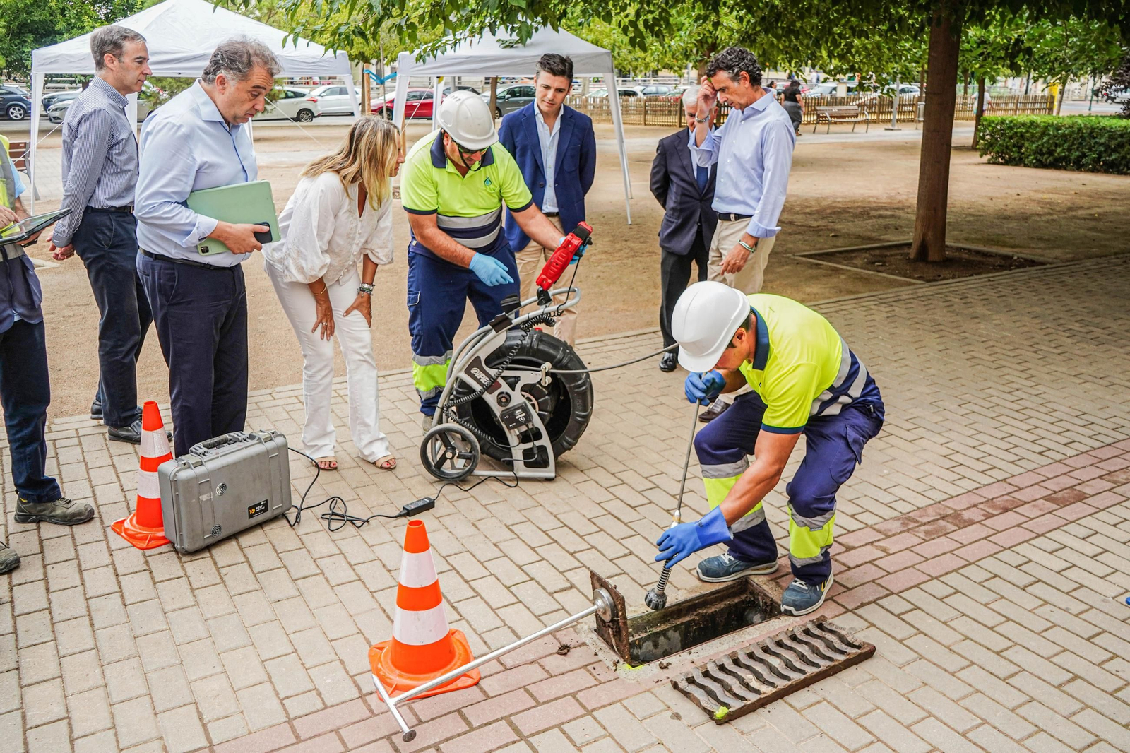 La alcaldesa de Granada observa el trabajo de varios operarios en una imagen de archivo.