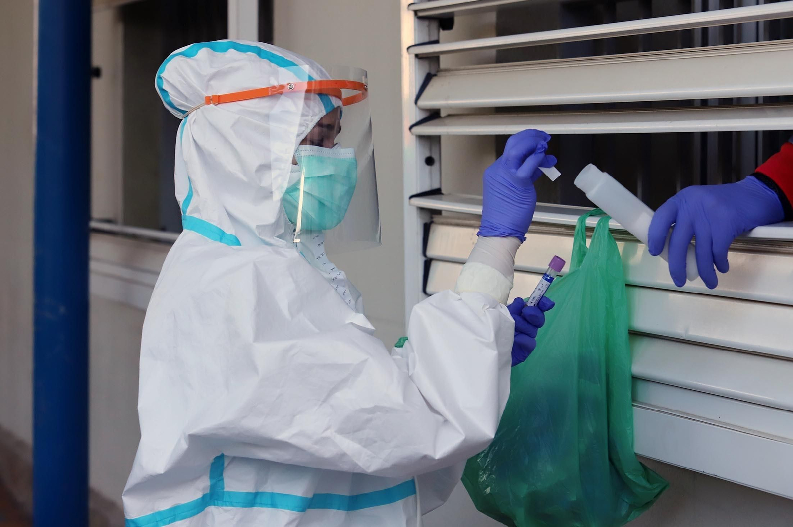 Una sanitaria realiza una prueba PCR en un punto 'Auto Covid'.