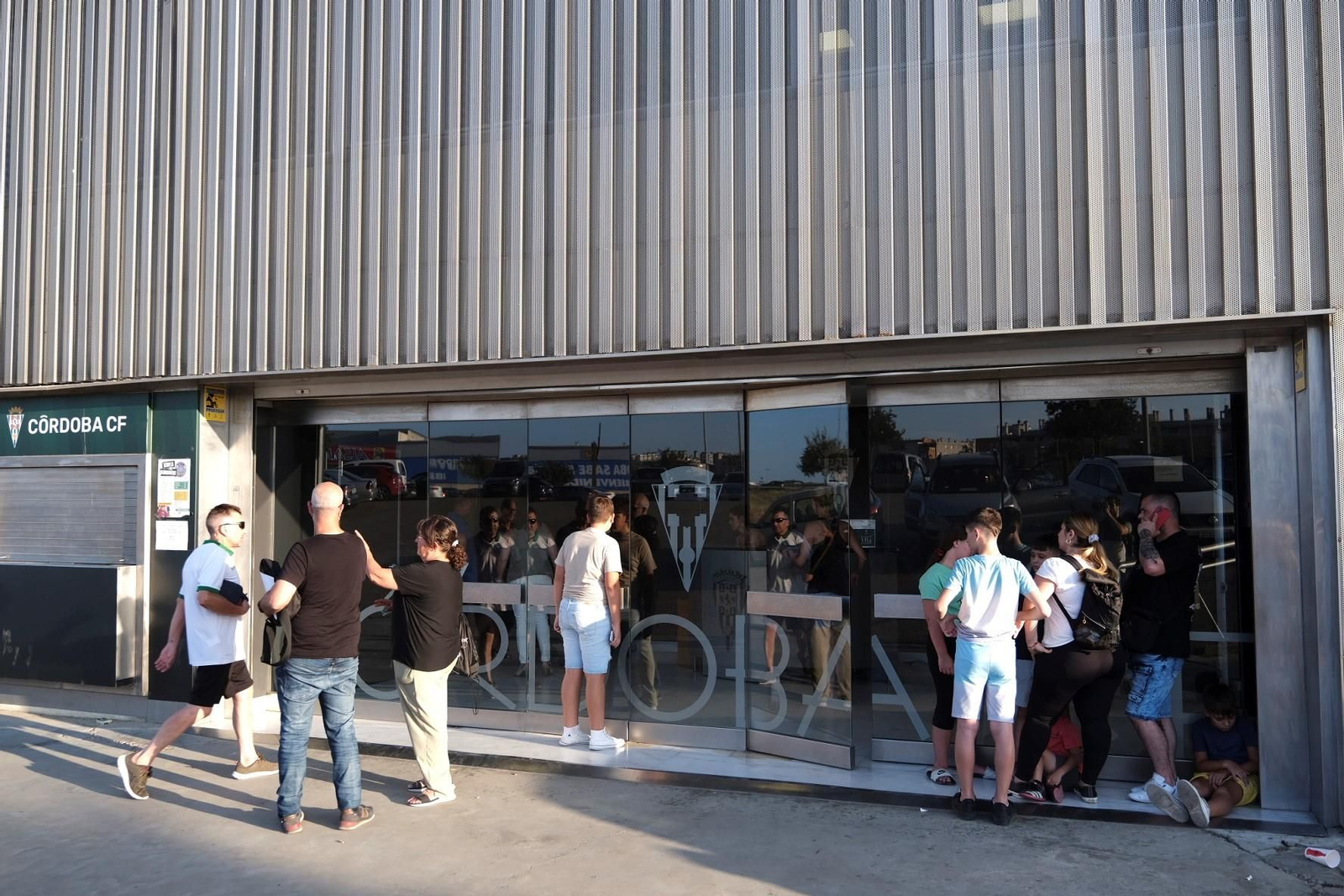 Aficionados del Córdoba CF en las oficinas de El Arcángel.
