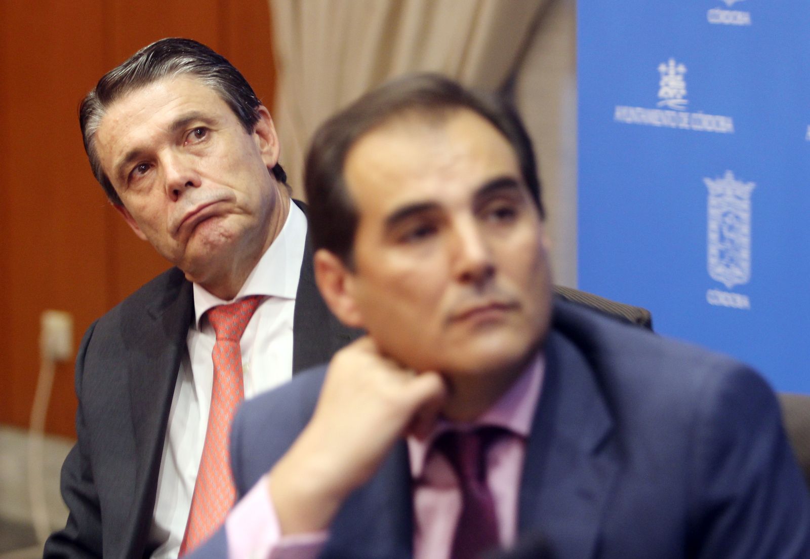 El secretario de Estado de Seguridad, José Antonio Nieto, delante de Pablo González en el Ayuntamiento de Córdoba.