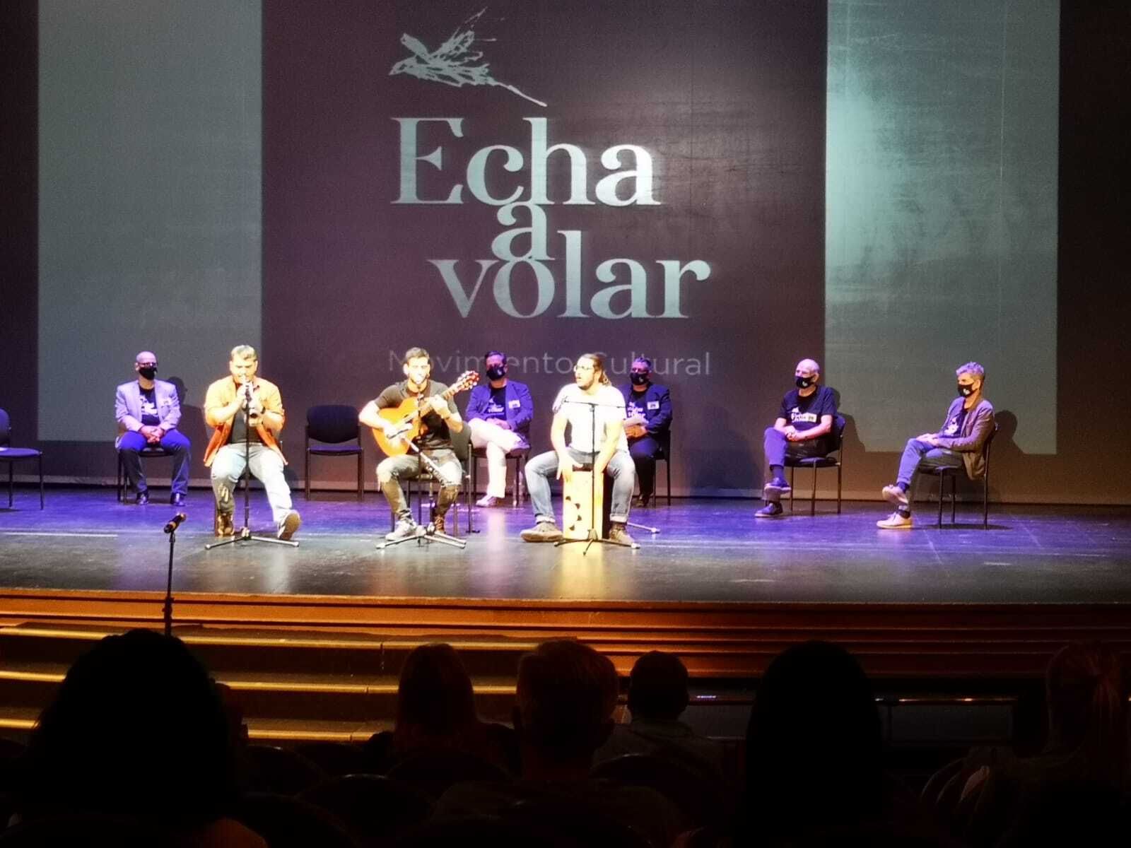 Miguel Company y sus músicos. Detrás la directiva de Echa a volar.