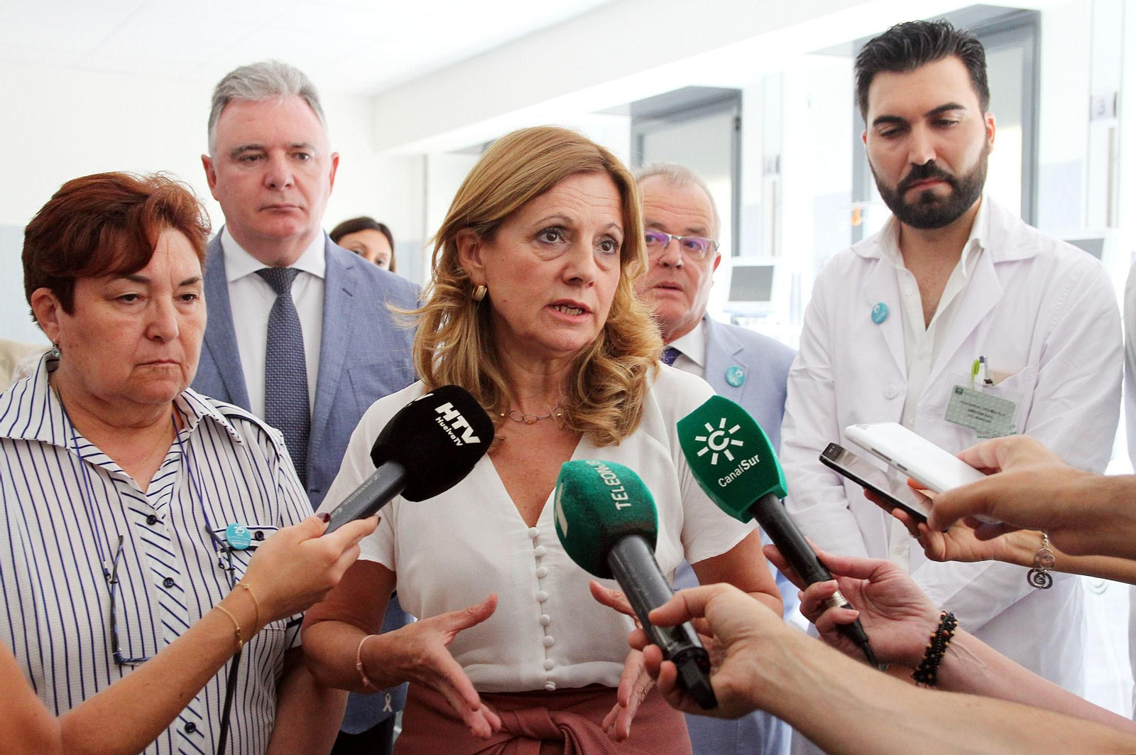 Imágenes de la visita de la consejera de Salud, Marina Álvarez, a la nueva Unidad de Ictus del Hospital Juan Ramón Jiménez