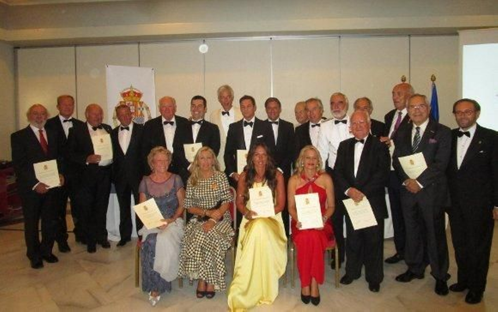 El grupo de miembros, que recibieron el acta como académicos correpondientes y académicos de honor, de la Academia de la Diplomacia del Reino de España.  Foto: Ignacio Casas de Ciria