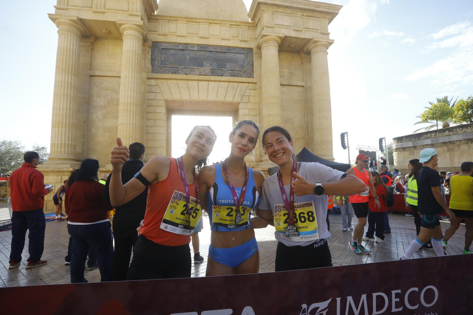 La gloria de cruzar la Puerta del Puente: las fotos de la línea de meta de la Media Maratón de Córdoba 2024