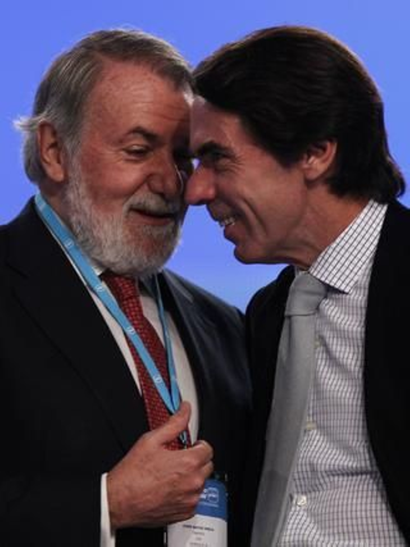 Mayor Oreja y Aznar conversan. 

Foto: Antonio Pizarro