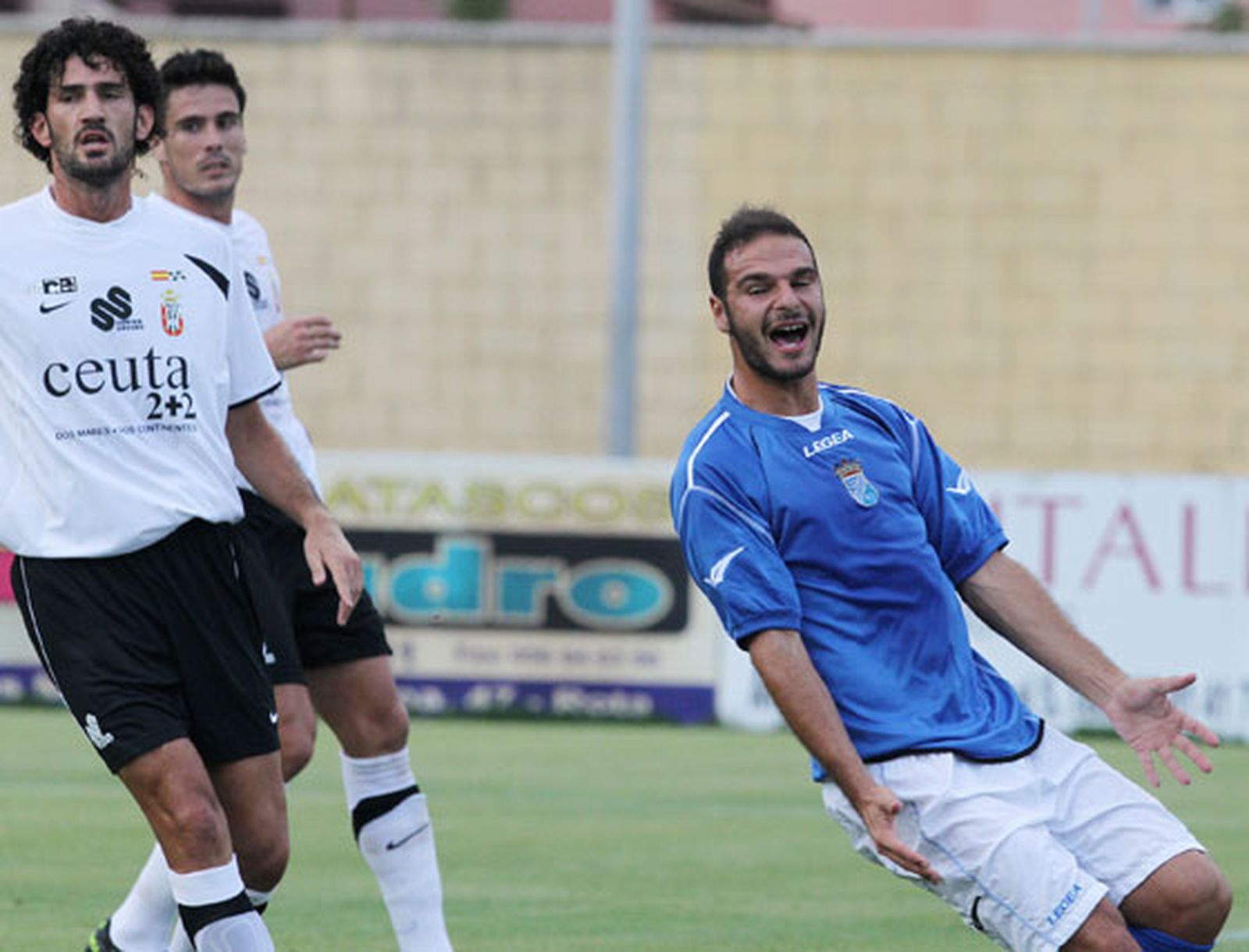 El equipo de Javi López sufre la primera derrota de la pretemporada ante el Ceuta en un encuentro en el que los azulinos se muestran espesos en su juego

Foto: Miguel Angel Gonzalez