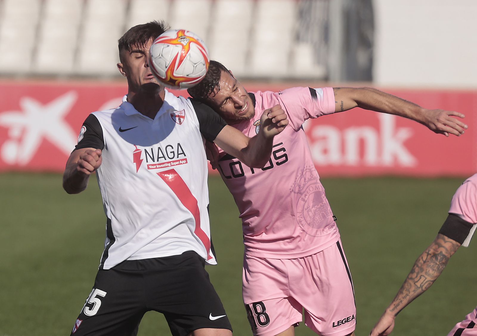 Santisteban lucha por un balón aéreo con Víctor Mena.