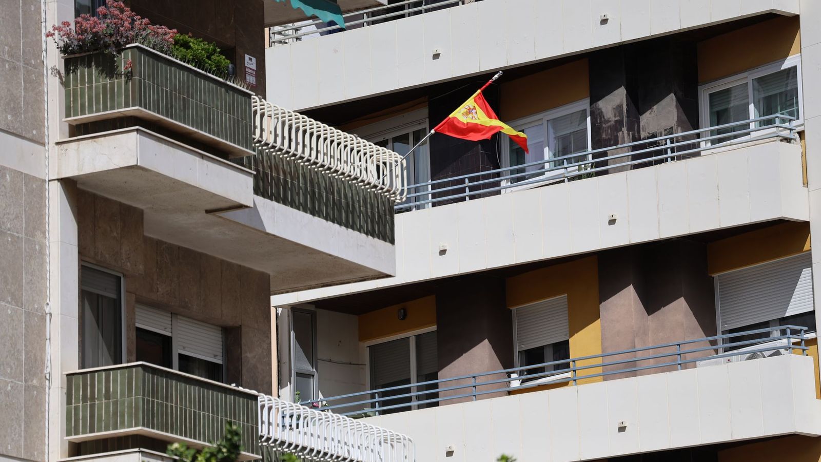 Balcones de viviendas de la capital onubense.