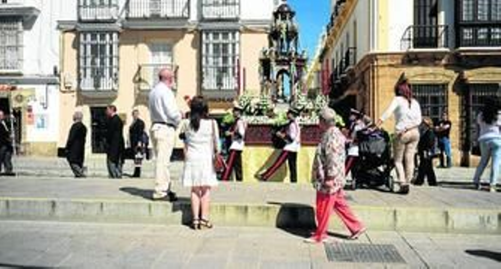 El paso de la Custodia avanza por un desolado tramo de la calle Real.