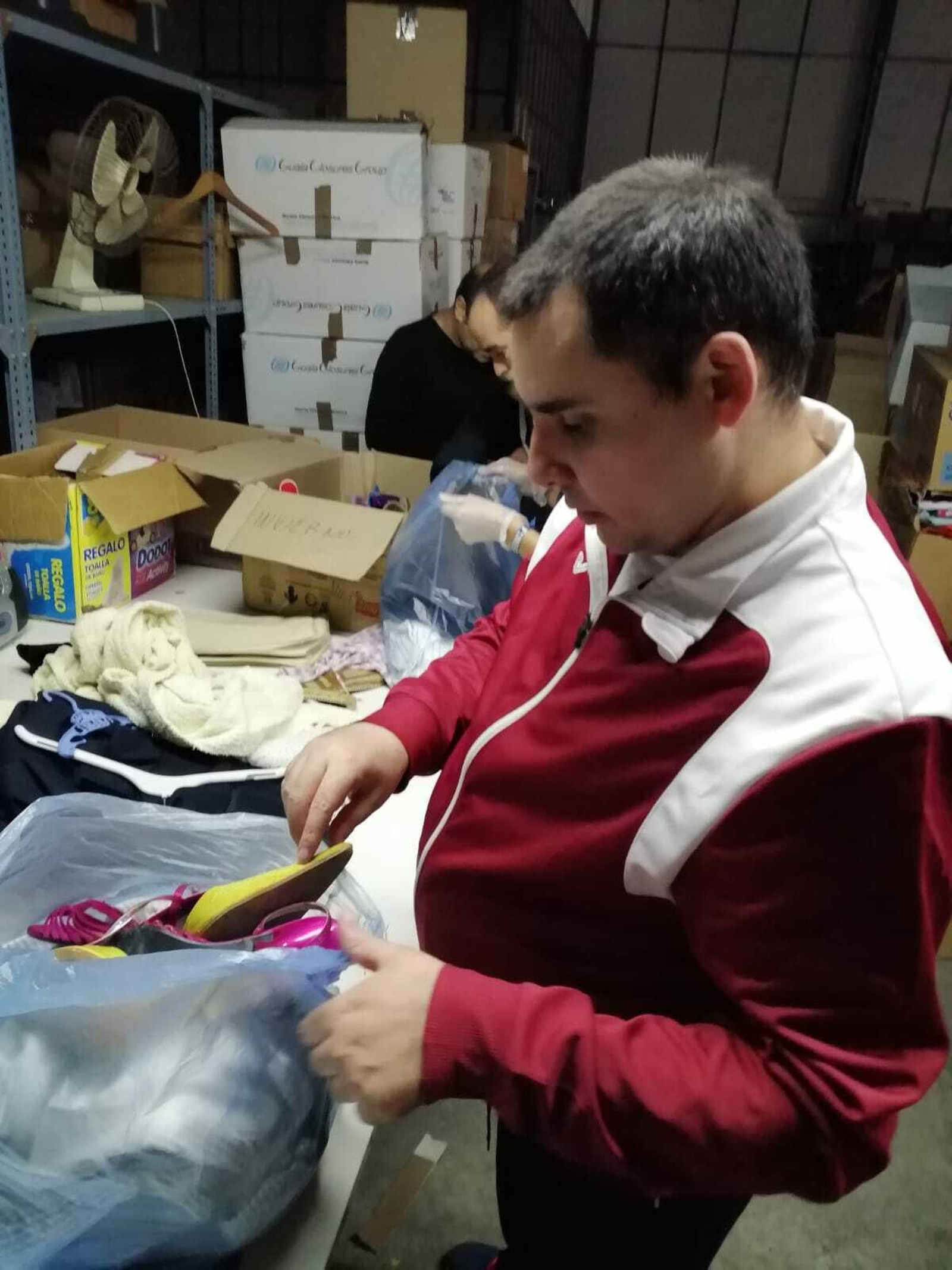 Voluntarios de Autismo Cádiz en dependencias de Madre Coraje gracias a la colaboración entre estas asociaciones.