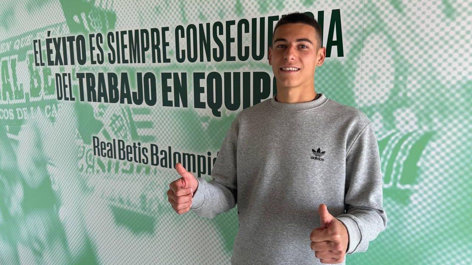 Sergio Arribas posa para Diario de Sevilla en la ciudad deportiva Rafael Gordillo
